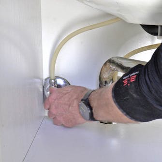 Vandhane der drypper: Luk for vandtilførslen Vandhane der drypper: Luk for vandtilførslen